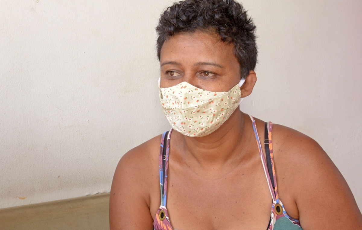 A catadora de recicláveis, Edna Maria de Aquino, está atualmente desempregada e precisa racionar a comida entre ela e os filhos de 13 e 15 anos