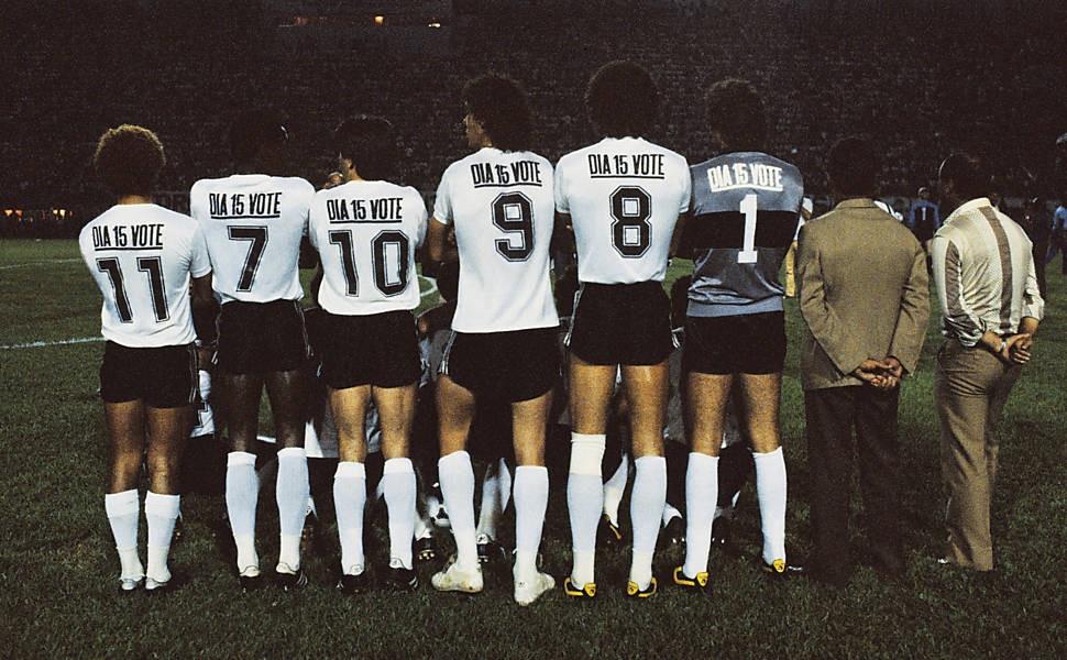 Jogadores do Corinthians utilizam uniforme convidando a população à votar nas eleições diretas de 1985