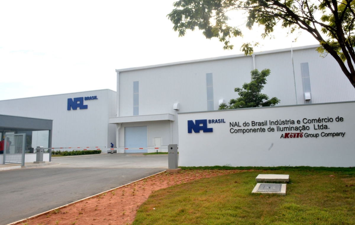 A fábrica NAL do Brasil pertence ao grupo japonês Koito, líder do mercado mundial na fabricação de faróis automotivos