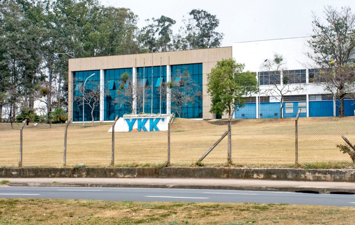 A YKK fica na zona industrial de Sorocaba e fabrica zíper