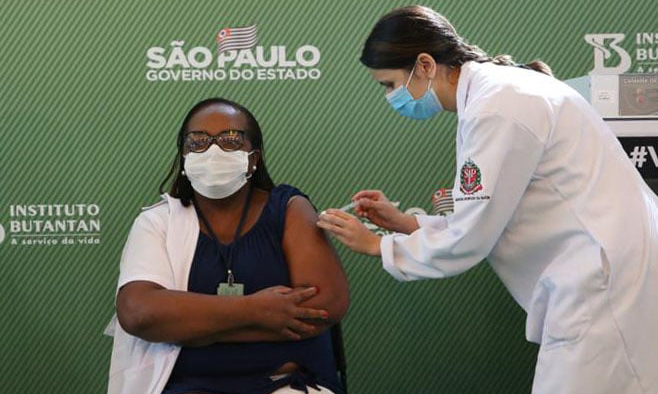 A enfermeira Mônica Calazans recebeu a primeira dose da CoronaVac aplicada no Brasil