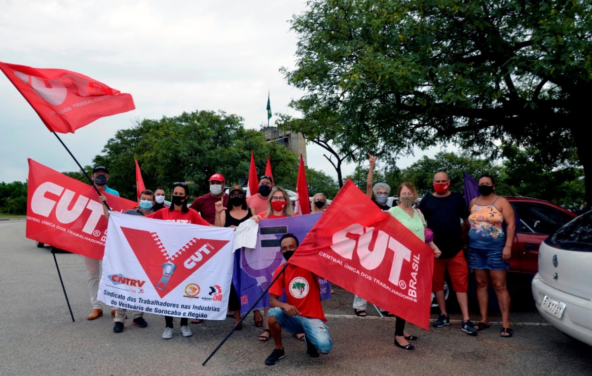 Lideranças sindicais estiveram presentes na carreata neste domingo, 31