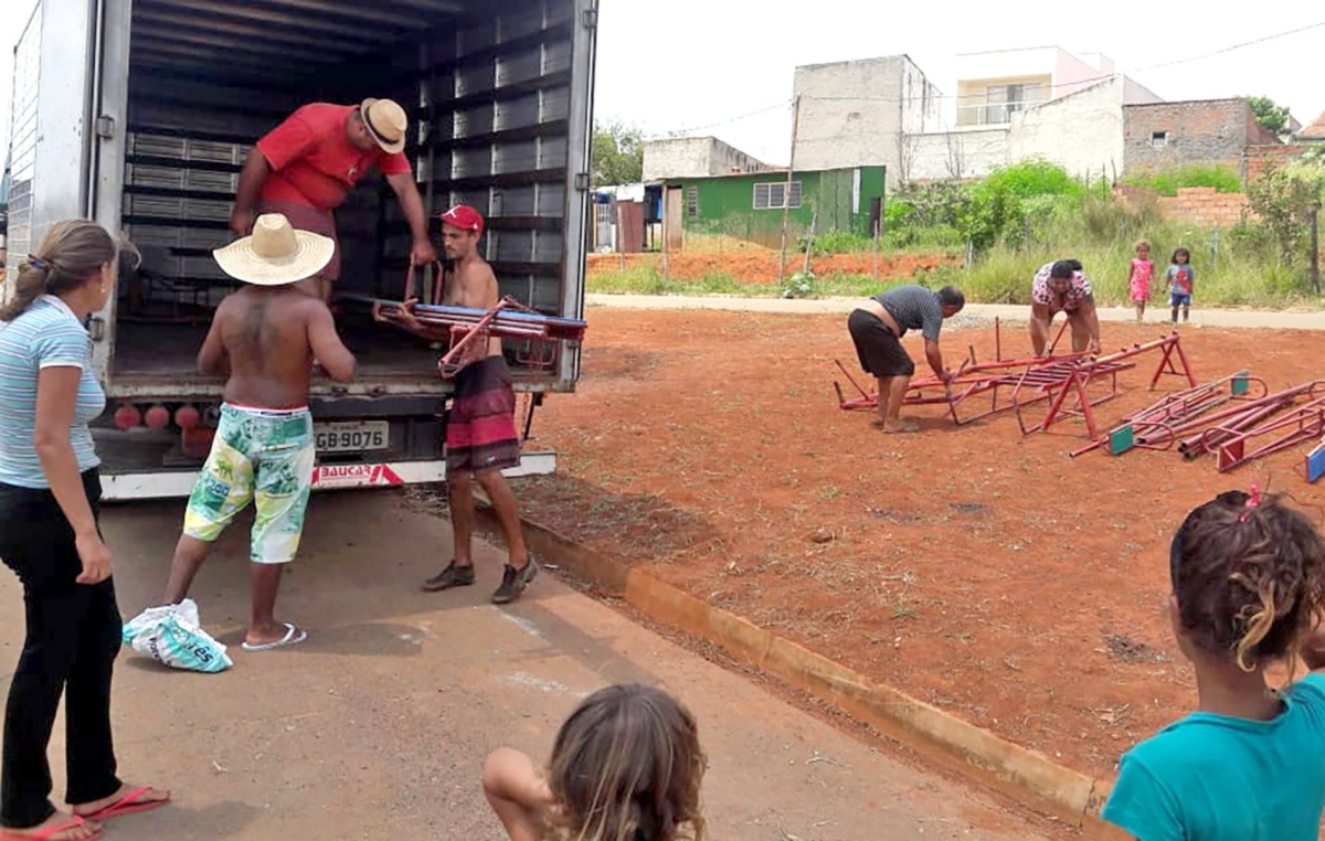 Brinquedos chegara à comunidade Santa Rosa na ultima quarta-feira, 24; moradores vão preparar o local para instalação do playground