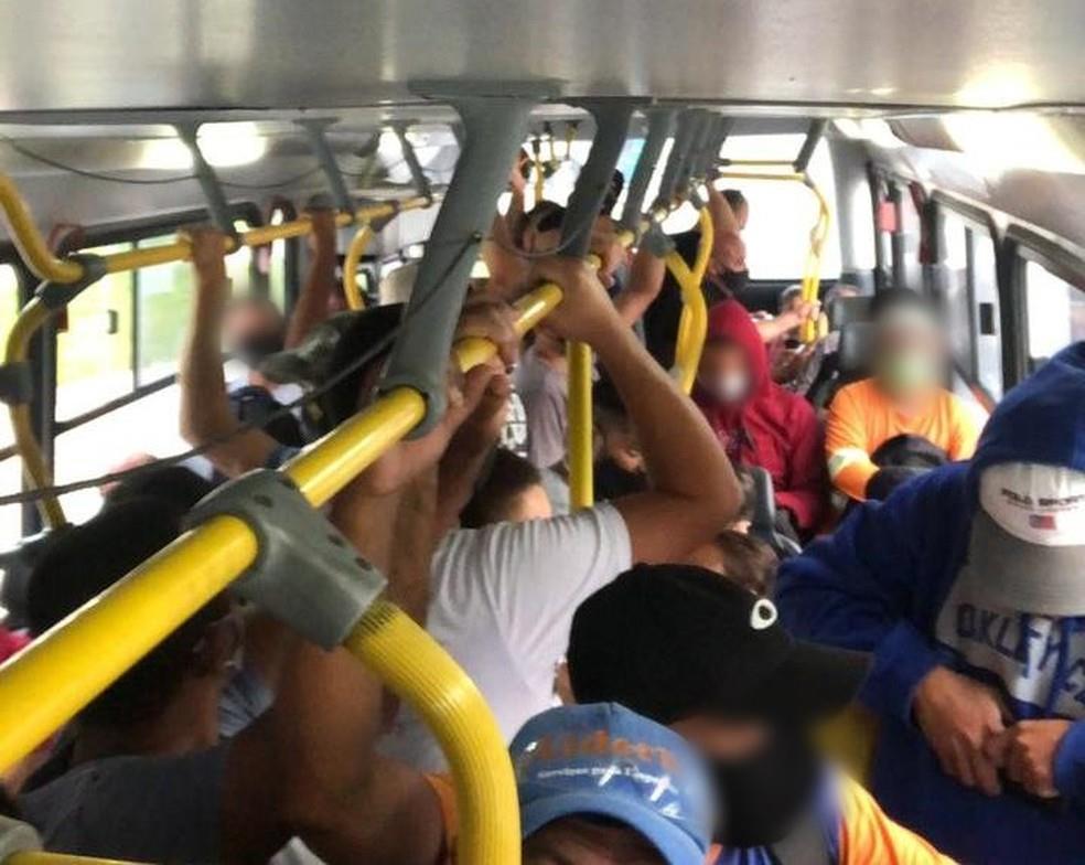 Passageiros registraram aglomeração no transporte público nesta manhã