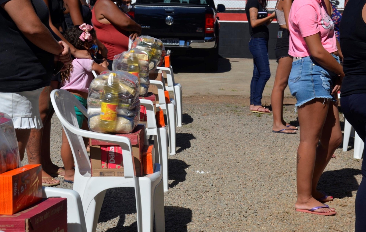 Ao todo, 129 kits com alimentos básicos, caixas de leites e chocolates foram doados neste sábado, 10