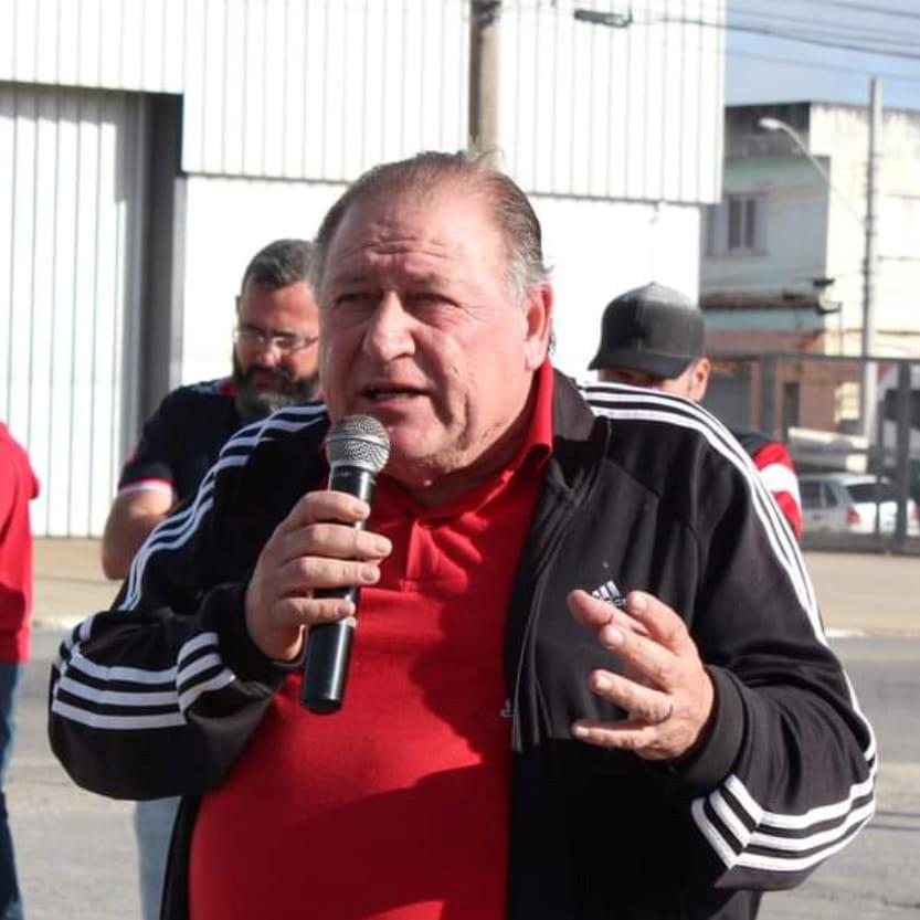 Na foto, mamão faz o último discurso em uma porta de fábrica