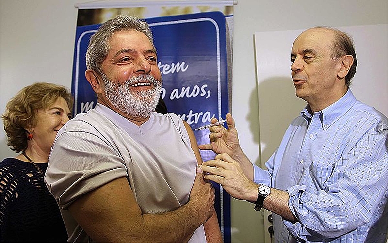 Em um ato simbólico, ex-governador de São Paulo, José Serra, brinca de vacinar o ex-presidente Lula, deixando as diferenças políticas de lado