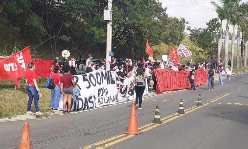 Manifestantes protestaram em frente à Facens