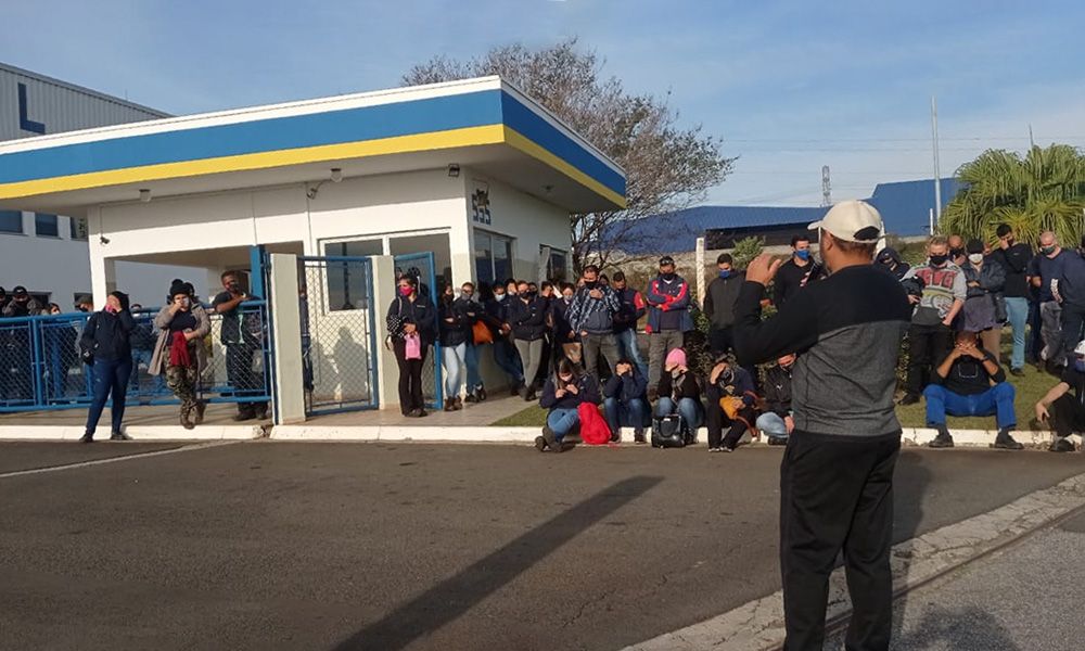 Assembleia foi realizada na tarde desta terça-feira, 20, na porta da Scherdel