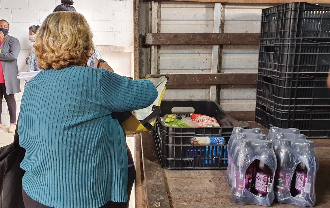 BAS doa cestas básicas e sucos em ocupações da região