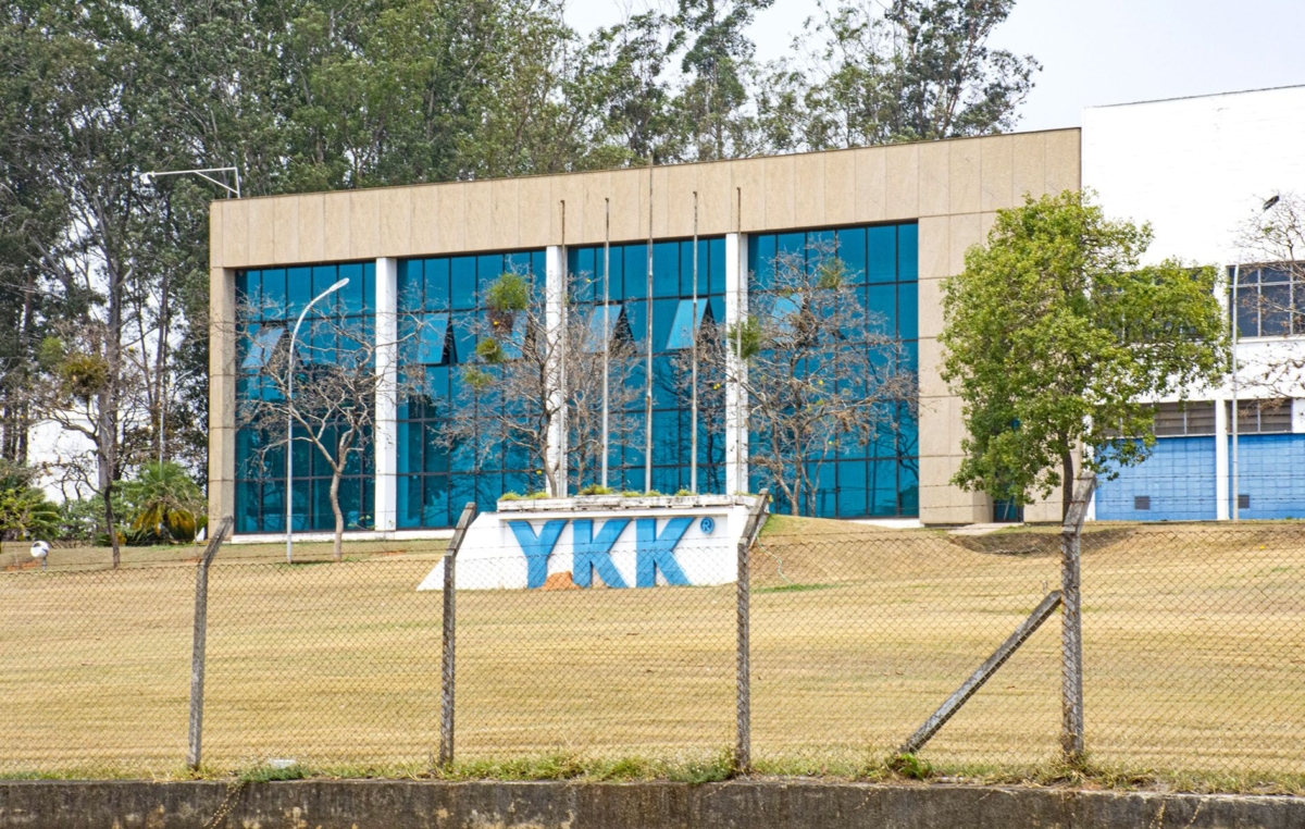 A planta da YKK em Sorocaba tem cerca de 300 trabalhadores e fica na Zona Industrial. A empresa é a maior fabricante de zíperes do mundo