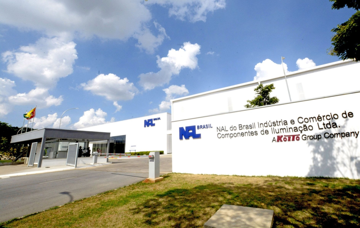 A fábrica NAL do Brasil tem cerca de 420 trabalhadores e pertence ao grupo japonês Koito, líder do mercado mundial na fabricação de faróis automotivos