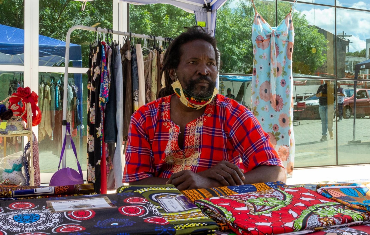 O artista angolano Pupa Kanda mora em Sorocaba desde 2016