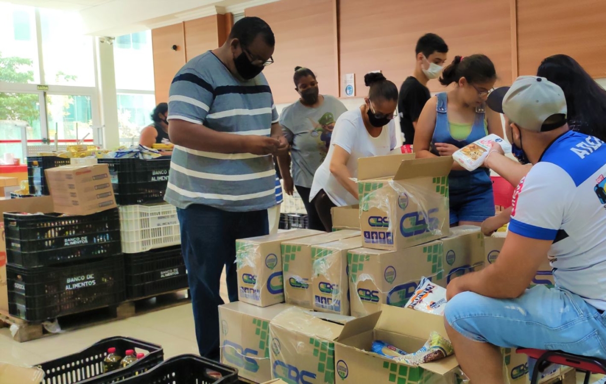 Voluntários trabalham na montagem de cestas básicas na sede do SMetal