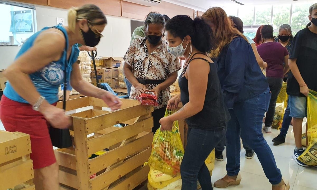 Voluntários começaram a montagem das cestas básicas para o Natal Sem Fome