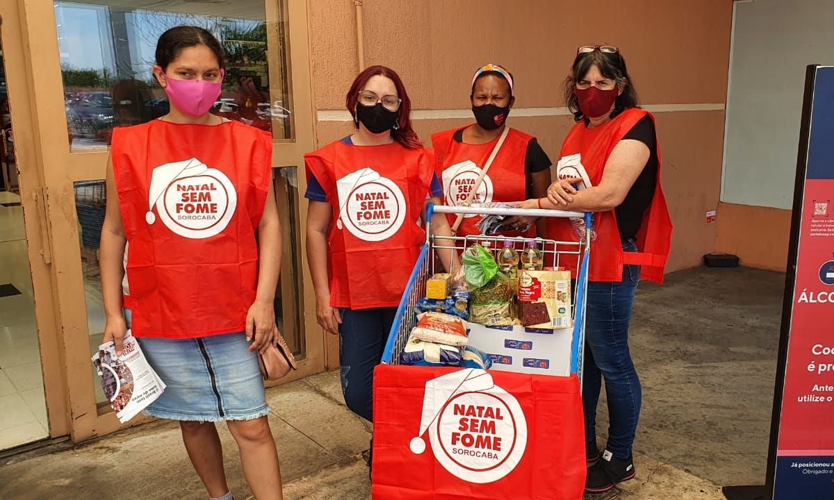 Voluntários participam de arrecadação de alimentos para Natal Sem Fome 2021