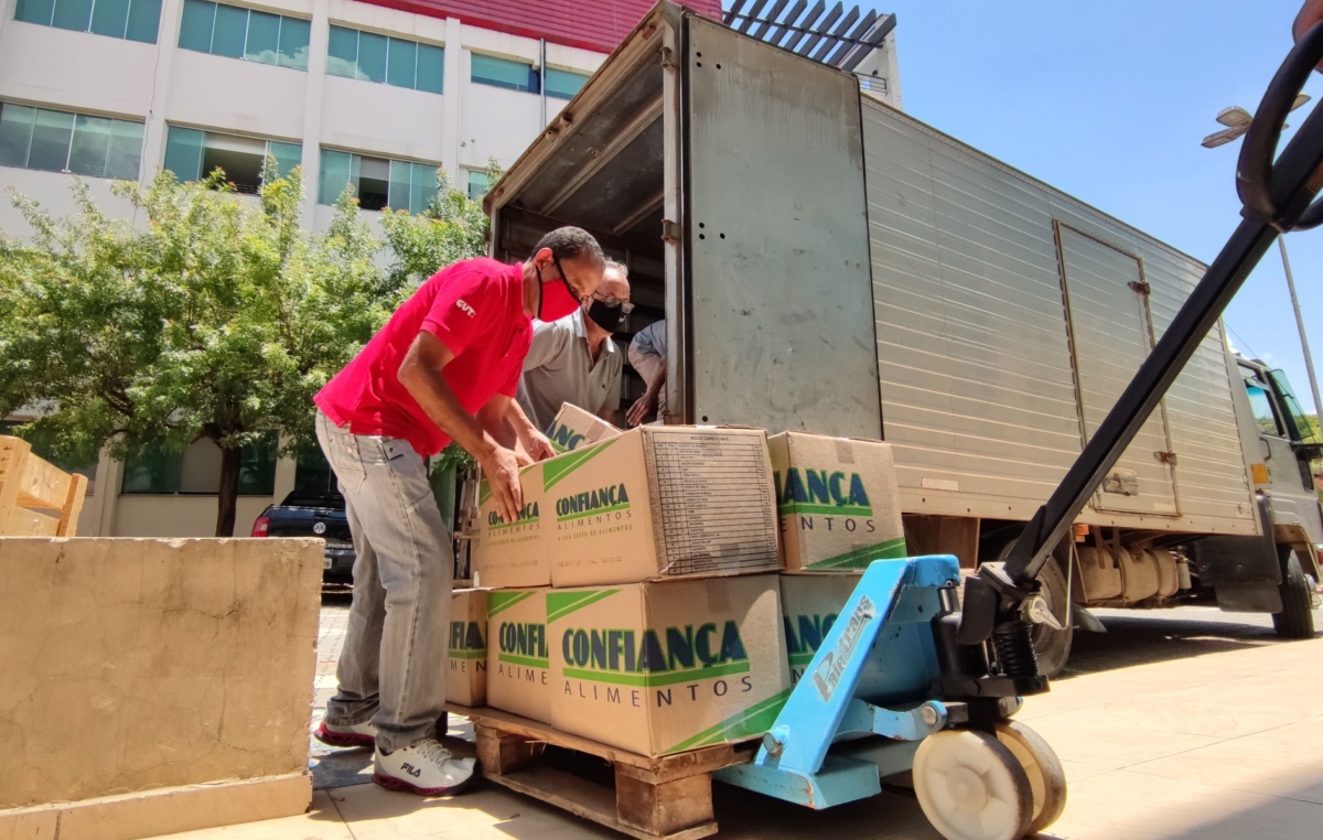 Alimentos foram levados nesta segunda-feira para a sede do Sindicato