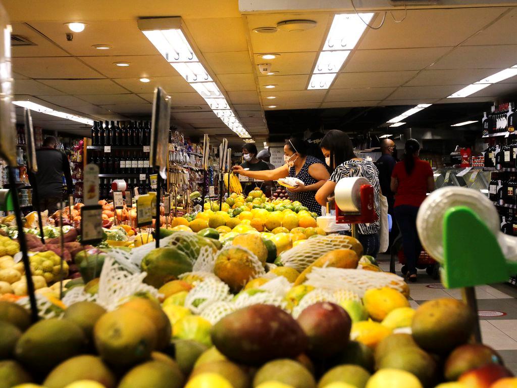 Preço de produtos básicos de supermercado impactaram na inflação em 2021