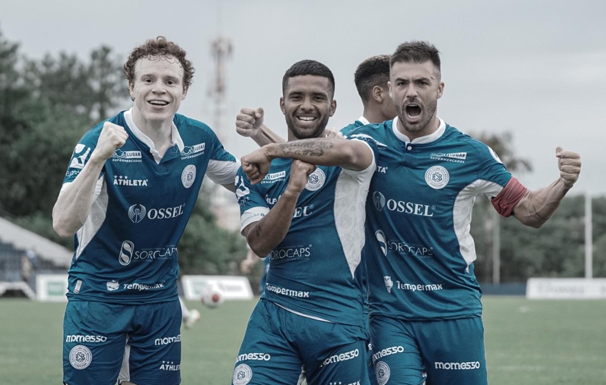 Marcos Nunes, ao meio, comemora o gol da vitória ao lado dos companheiros de time