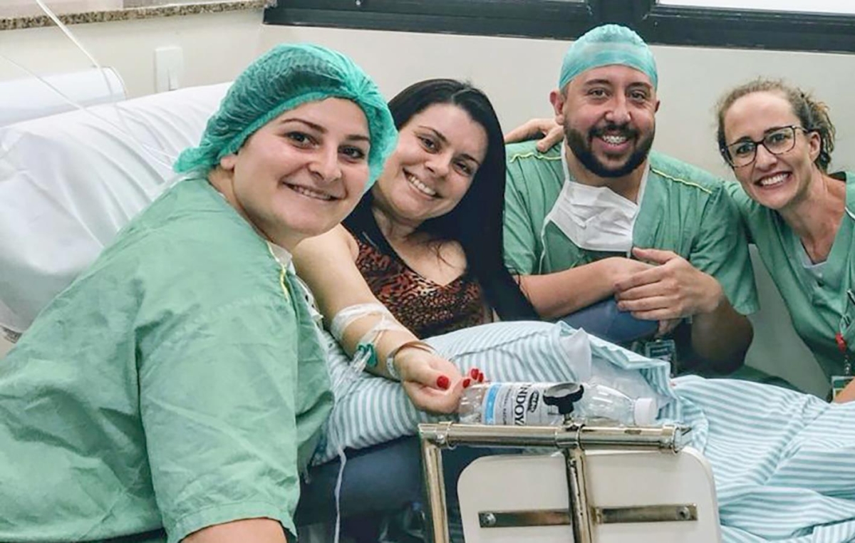 Samantha e enfermeiros durante a sua última sessão de quimioterapia