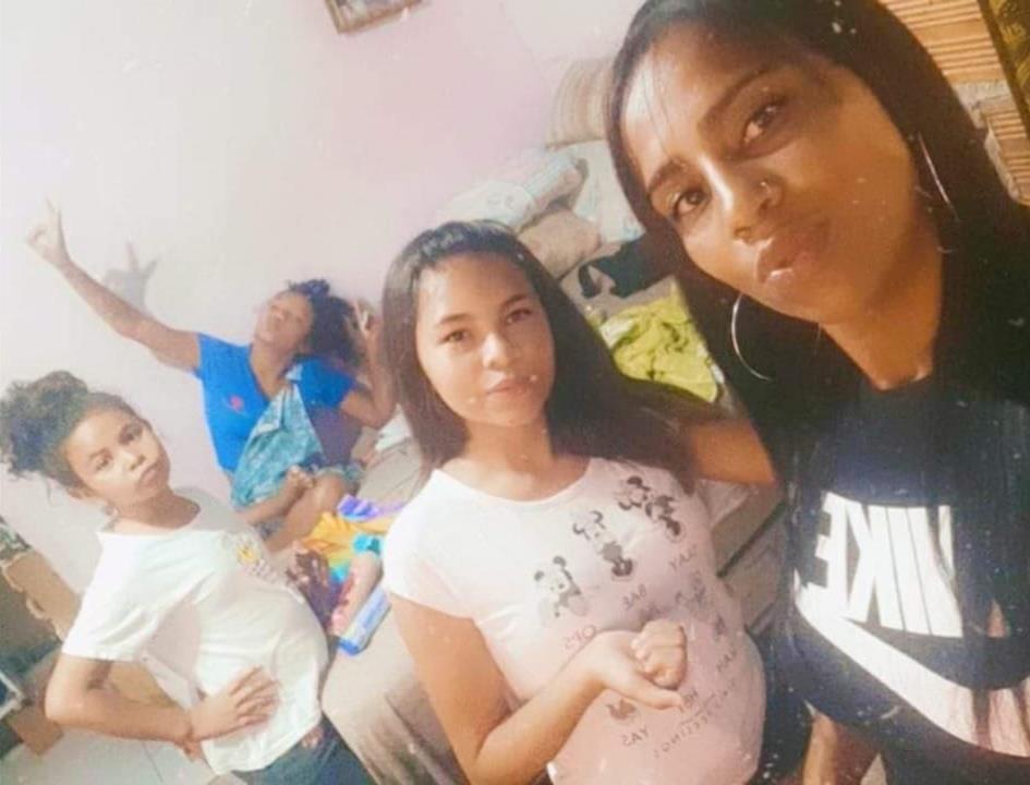 Renata Leite, umas das atendidas do Projeto Casa da Mulher, com suas filhas