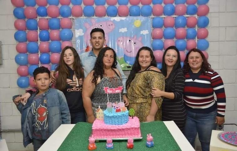 Ediana, uma das atendidas do Projeto Casa da Mulher, com toda a família