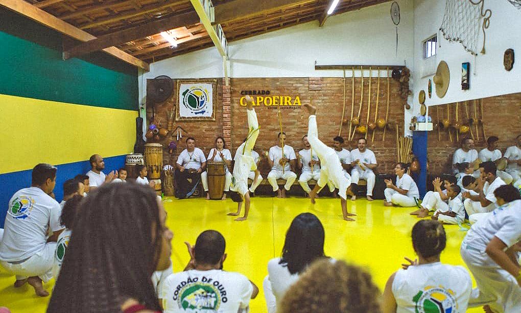 Para o Mestre Invertebrado, fundador da Escola Cerrado, a capoeira é uma combinação harmoniosa de luta e música, dança e acrobacias, poesia em movimento, arte e cultura