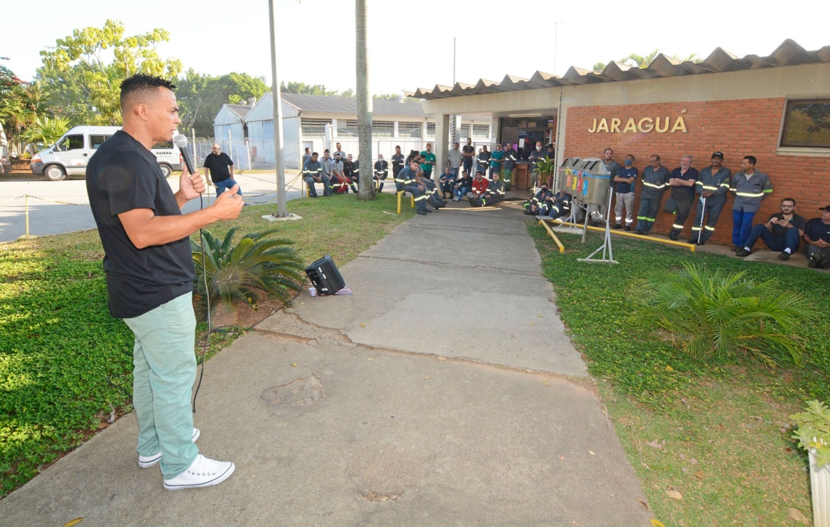 Assembleia com os trabalhadores da Jaraguá aconteceu nesta sexta-feira, 29, na porta da fábrica