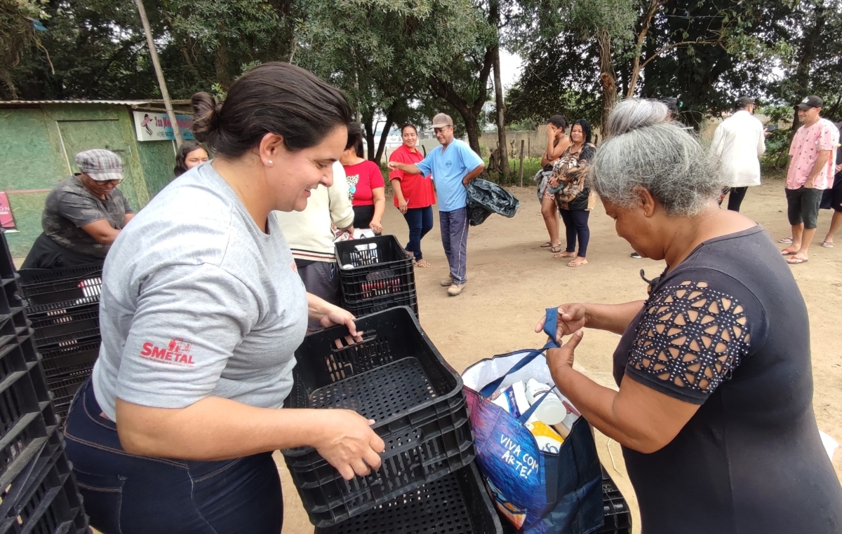 Moradores levaram para casa alimentos doados no 1° de Maio de Luta