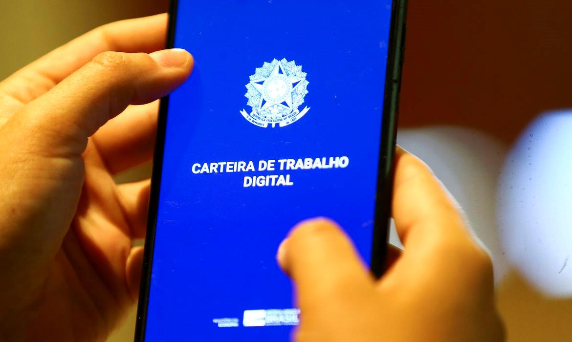 A taxa de informalidade corresponde a mais de 40% da população ocupada no país