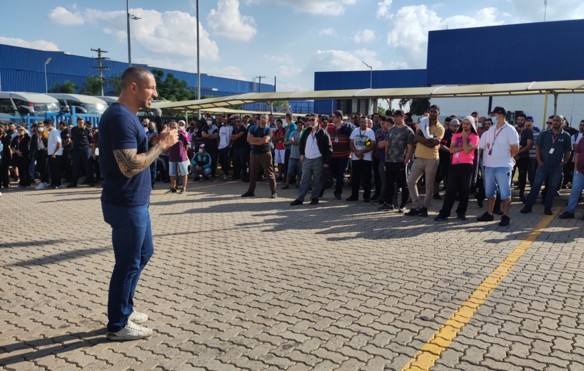 Presidente do SMetal, Leandro Soares, fala com trabalhadores da Clarios