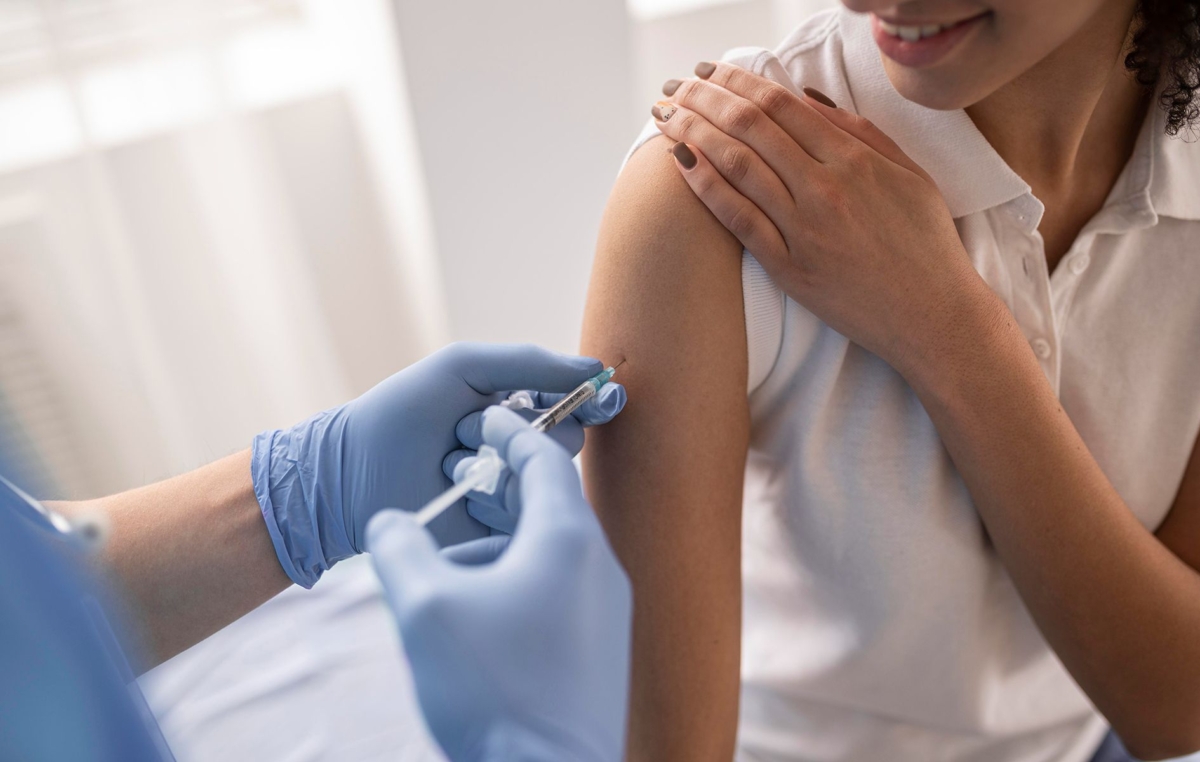 A aplicação das vacinas contra Covid-19, sarampo e gripe é realizada nas 33 UBSs de Sorocaba, das 9h às 15h, conforme calendário misto que é divulgado semanalmente