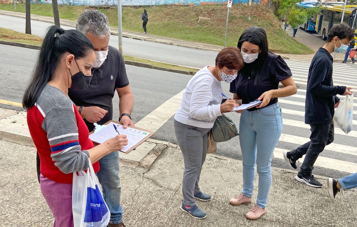 Coleta de assinaturas aconteceu nesta quinta-feira, dia 2, em frente ao Terminal Santo Antônio, em Sorocaba