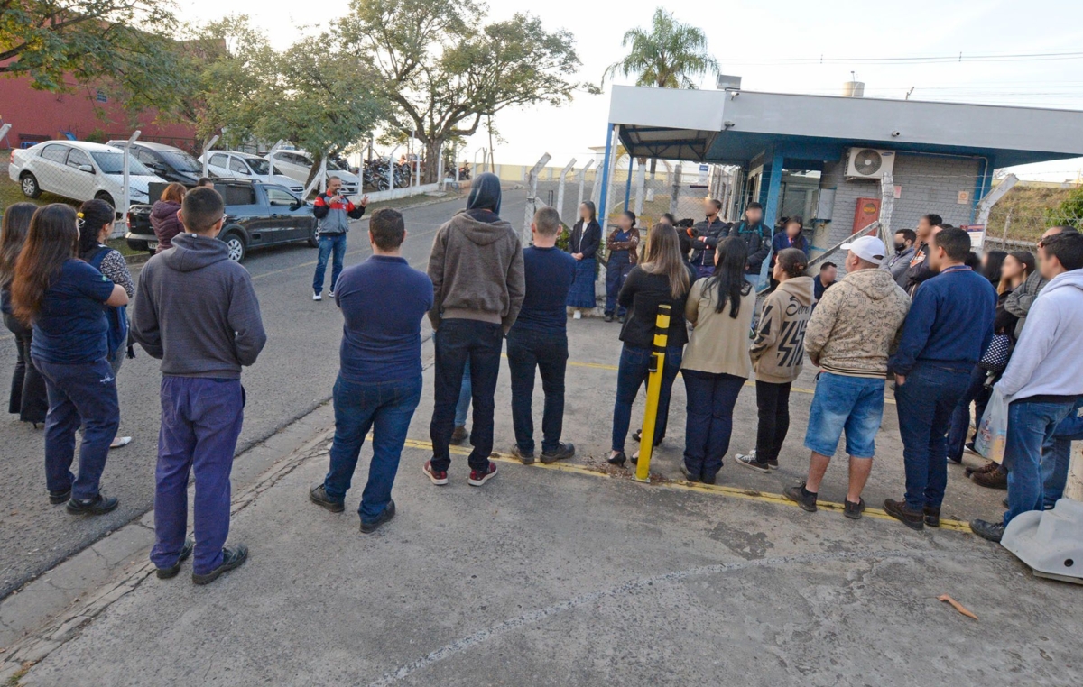 Os trabalhadores da Mekra Lang aprovaram a proposta de PPR 2022 em assembleia realizada sexta-feira, dia 15 de julho, na porta da fábrica