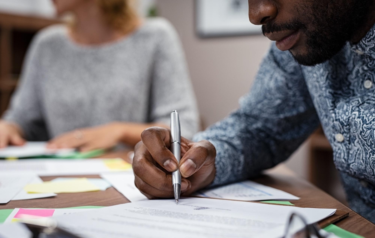 Quando o trabalhador é demitido sem justa causa, pede demissão ou finaliza um contrato de trabalho é realizada a homologação