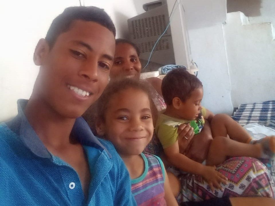 Cassiana, que depende do Auxílio Brasil, com os filhos em Sorocaba