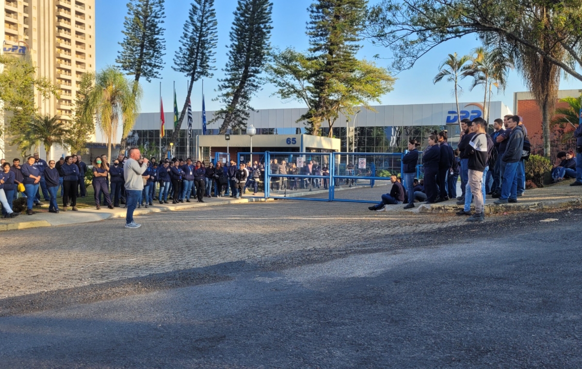 Trabalhadores e trabalhadoras participaram da assembleia realizada nesta terça-feira, 02, na porta da fábrica