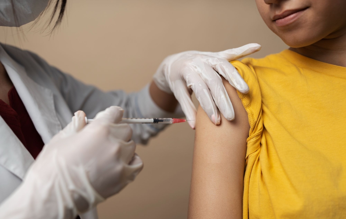 A vacinação ocorre em 33 unidades básicas de saúde da cidade, das 9h às 15h
