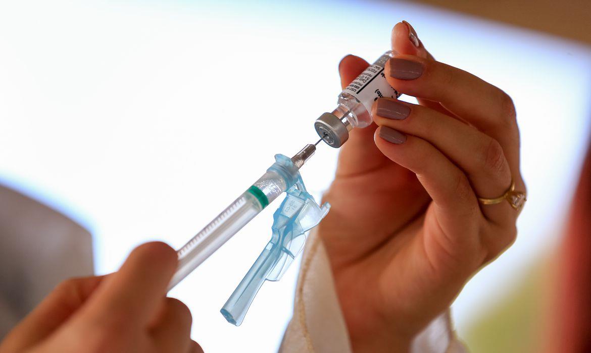 Vacina contra a covid-19 pode ser ministrada de maneira simultânea com outras vacinas, sem a necessidade de observar intervalo entre as aplicações