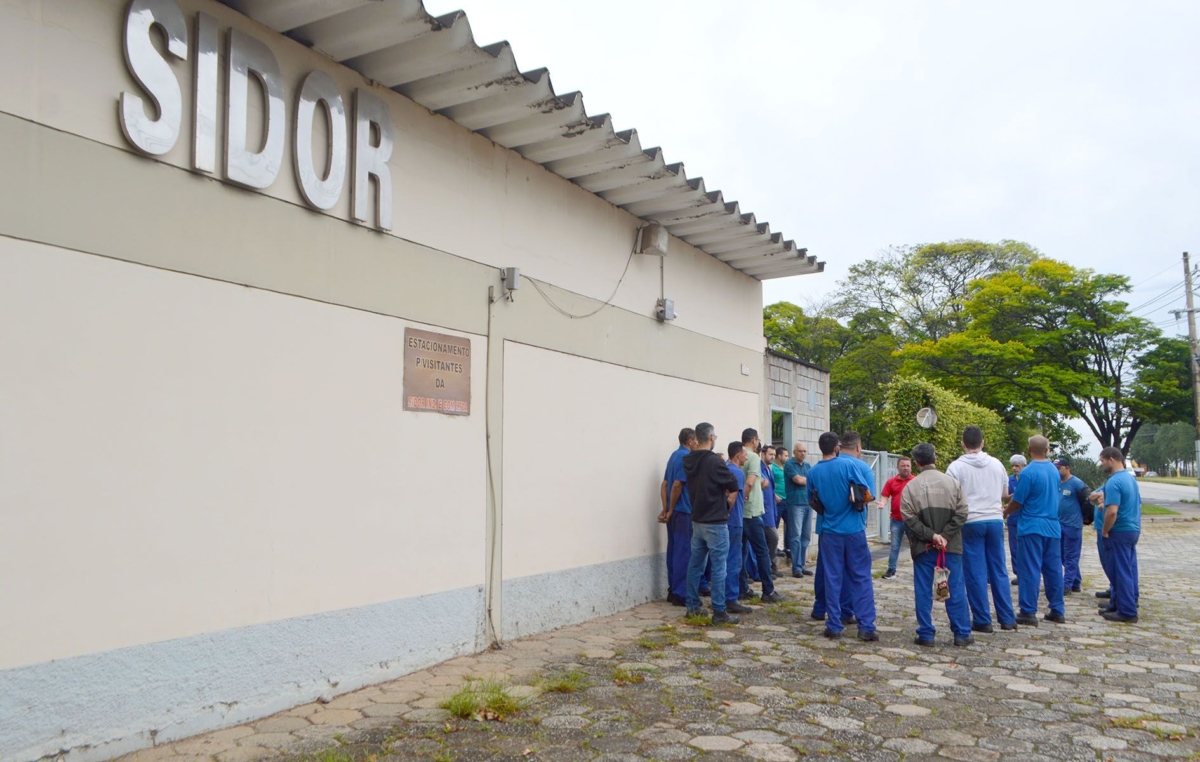 A decisão de parar a produção até que o pagamento seja efetuado na sua totalidade foi tomada em assembleia na manhã desta sexta-feira, dia 20, em frente à fábrica