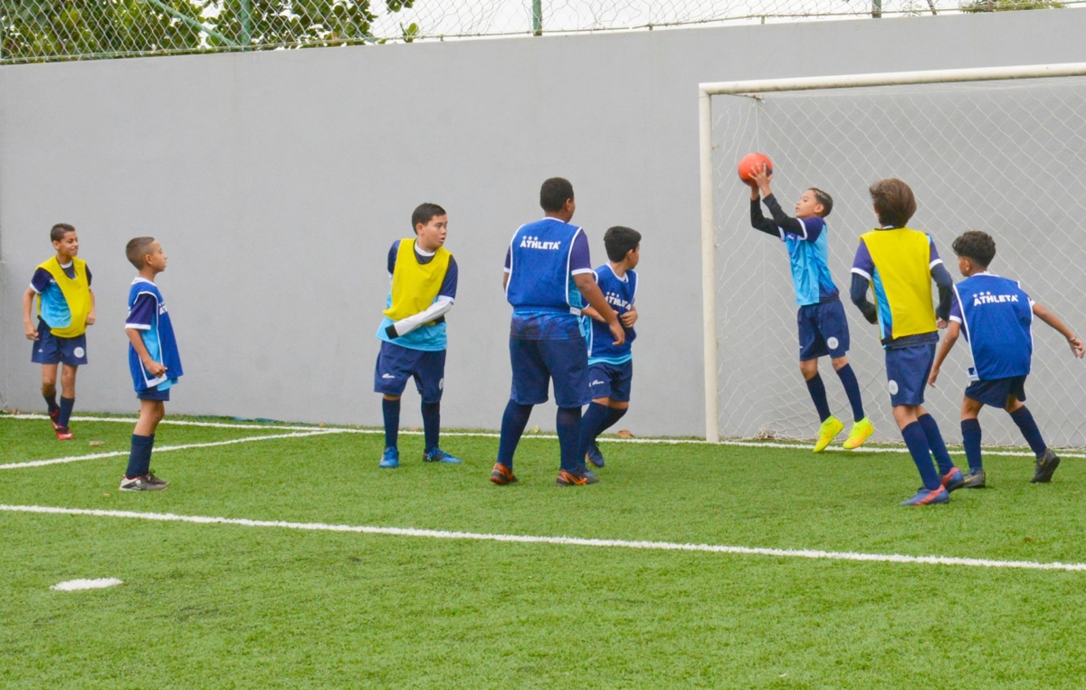As aulas da Escolinha de Futebol do São Bento acontecem no Clube dos Metalúrgicos às terças e quintas, das 9h às 21h, de acordo com a faixa etária