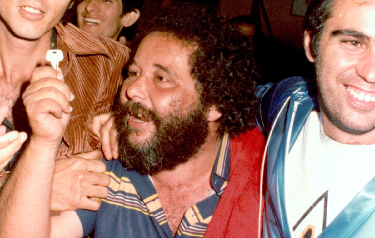Wilson Fernando da Silva, o Bolinha, recebe a chave da sede do SMetal, em 1983