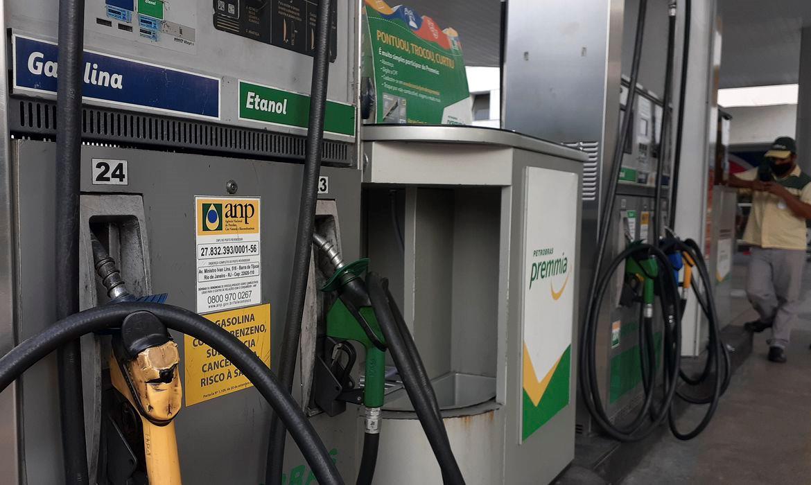 No grupo Transportes (0,49%), os preços dos combustíveis voltaram a subir (2,04%), após cinco meses