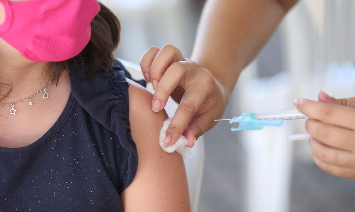 Dentre as vacinas disponíveis, estão: Covid-19, Influenza (gripe), Meningocócica C e todas as outras que compõem o Calendário Nacional de Vacinação