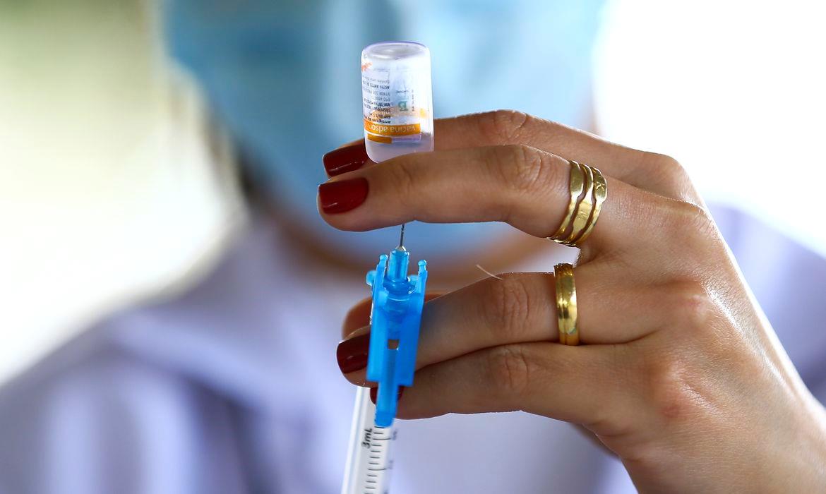 Diante do avanço da covid-19, especialistas recomendam que as pessoas mantenham a vacinação em dia