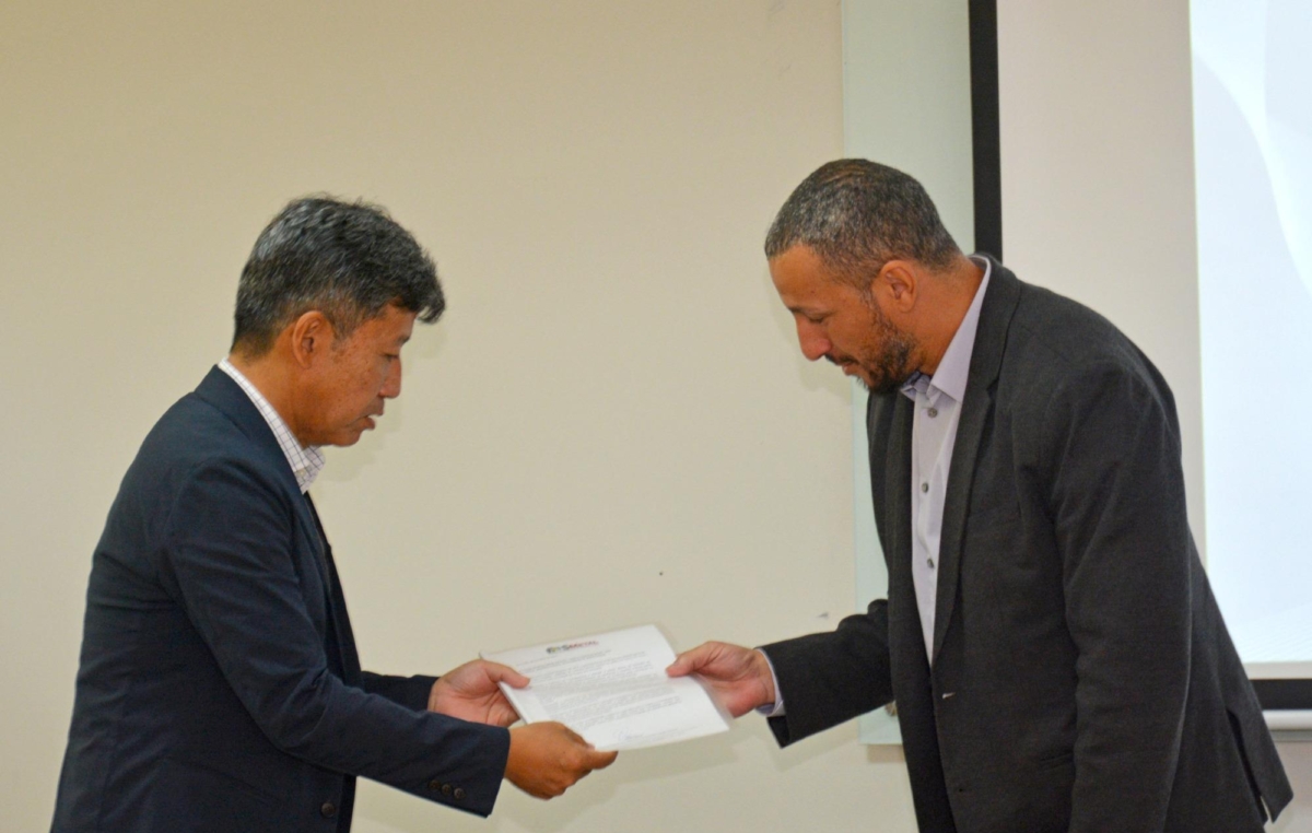 Leandro Soares, presidente do SMetal, na entrega do ofício que cobra a ampliação da produção local ao CEO da Toyota América Latina e Caribe, Masahiro Inoue