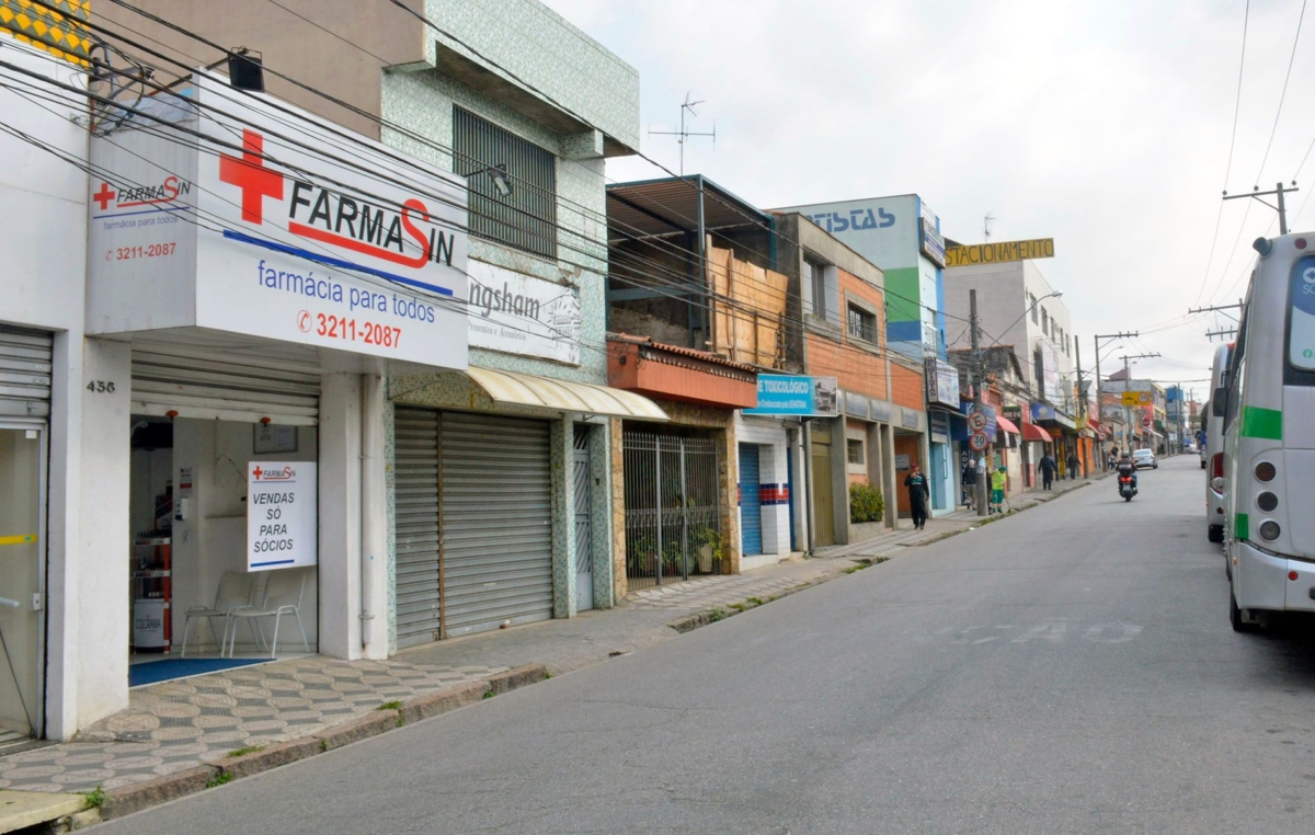 A FarmaSin fica em frente ao terminal de ônibus São Paulo e funciona de segunda a sexta-feira, das 8h às 18h