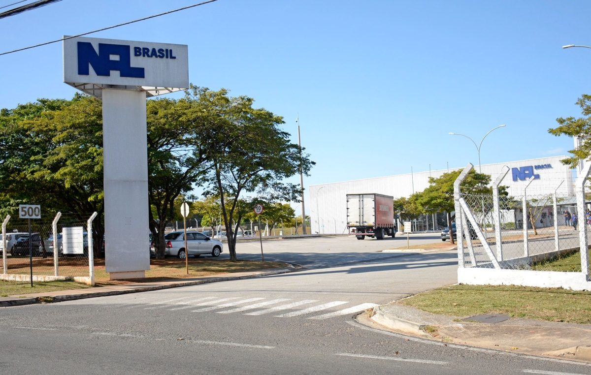 A fábrica NAL do Brasil fica em Sorocaba, tem mais de 420 trabalhadores e pertence ao grupo japonês Koito, líder do mercado mundial na fabricação de faróis automotivos