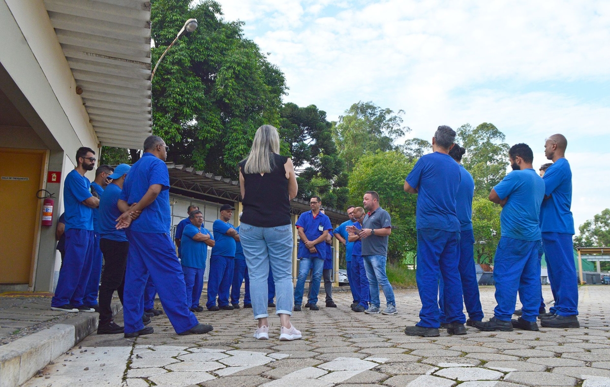 Antes de retornarem ao trabalho, nesta terça, dia 7, o dirigente Marcelo esteve na fábrica conversando com os metalúrgicos da Sidor