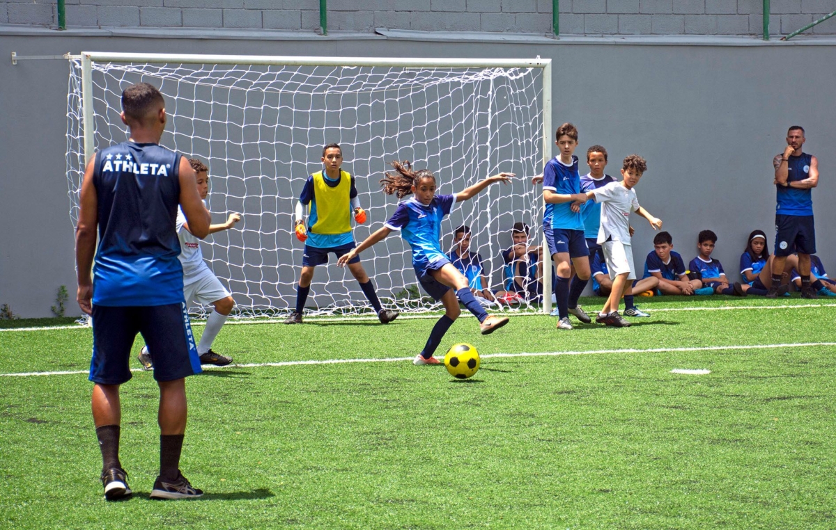 Meninos e meninas de 7 a 15 anos podem se inscrever para frequentar às aulas na Escolinha de Futebol do São Bento